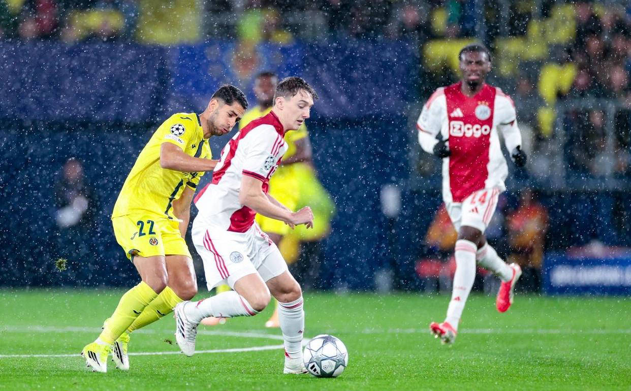 欧冠激战：阿贾克斯主场逆转比利亚雷亚尔，连胜保留出线希望